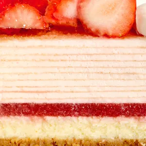 Close-up of a strawberry cake with layers of crust, cheesecake, compote, and crêpes.